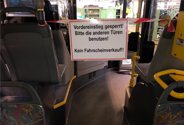 Bremerhaven Bus verstärkt die Hygiene-Maßnahmen Bremerhaven Bus steht vor vielen Problemen derzeit: wegbleibende Fahrgäste, häufige Reinigung, Linienänderungen.