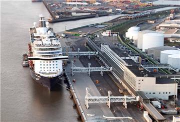 Die Mein Schiff 3 liegt am Kreuzfahrtterminal von Bremerhaven 