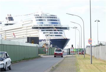 Die Mein Schiff 2 läuft in Bremerhaven ein. 