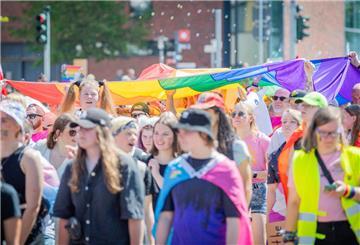 Bremerhaven feiert seinen zweiten Christopher-Street-Day mit einer Parade quer durch die Innenstadt. Der Parade schlossen sich auf dem Weg über die Kennedybrücke über die Lloydstraße und zurück zum Theodor-Heuss-Platz hunderte Leute an.