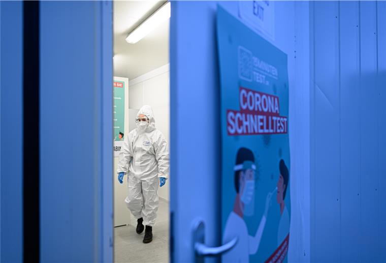 Eine Mitarbeiterin der Firma CoviMedical UG arbeitet am Morgen im Corona-Testcenter hinter dem Hygienemuseum. in Dresden.