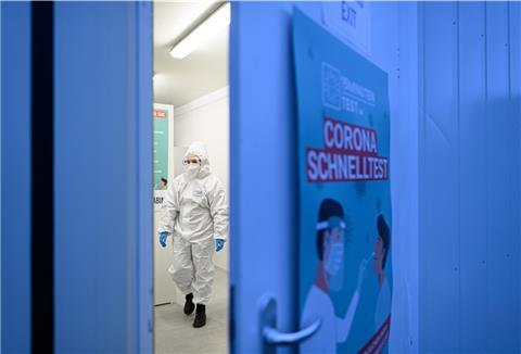Eine Mitarbeiterin der Firma CoviMedical UG arbeitet am Morgen im Corona-Testcenter hinter dem Hygienemuseum. in Dresden.