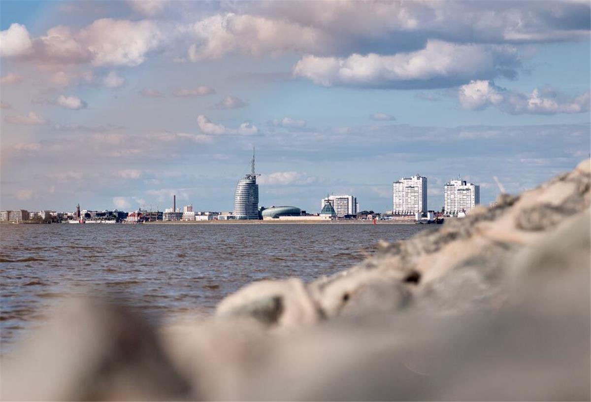 Ein Tag in Bremerhaven Blick auf die Weser und die Skyline von Bremerhaven mit der Sail City Aussichtsplattform, dem Klimahaus und Apartmentgebäuden.