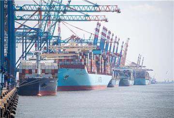 Mehrere Schiff liegen am Containerterminal