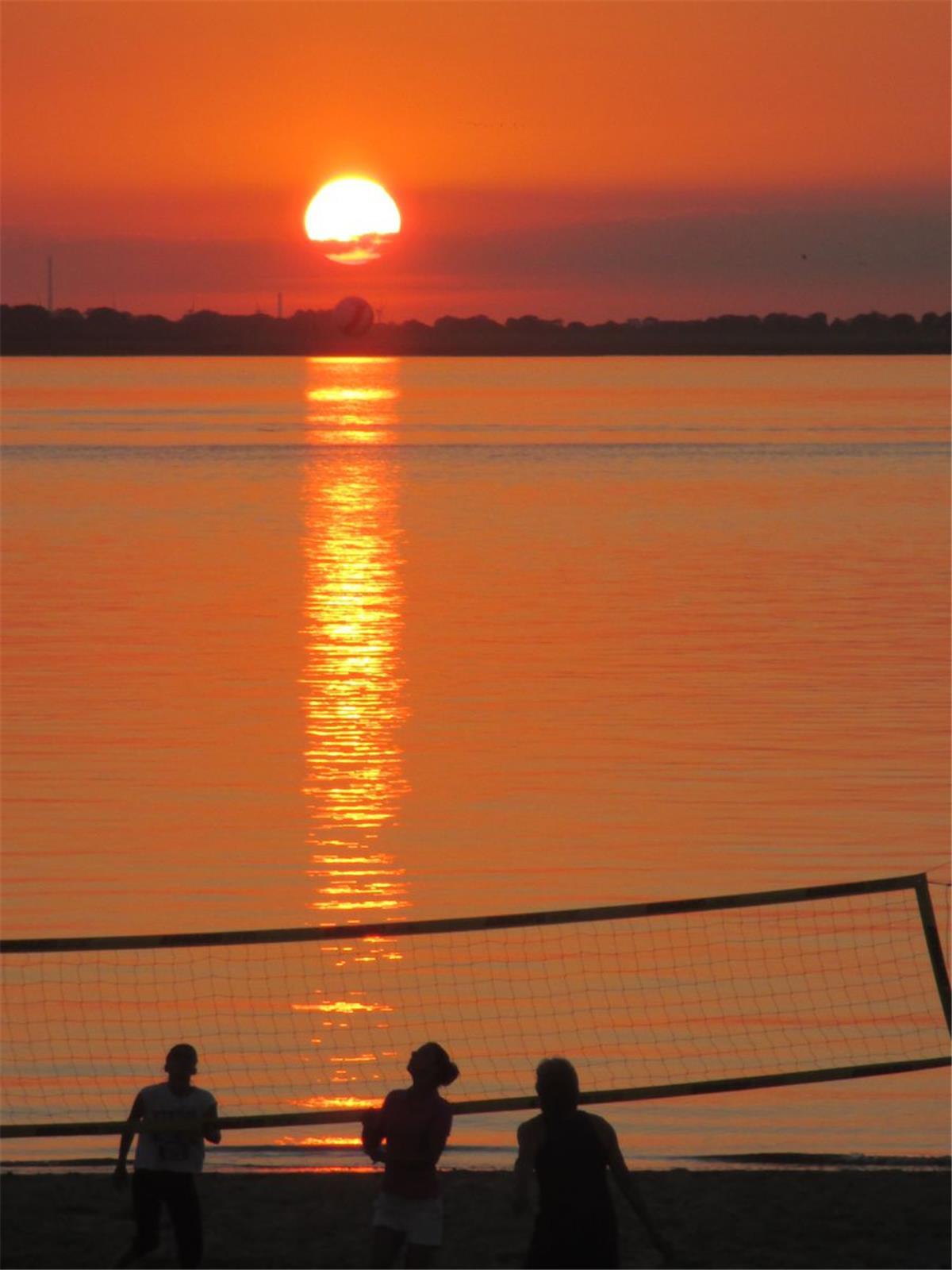 Bremerhaven hat viel mehr als nur wunderschöne Sonnenuntergänge, wie hier am Weserstrandbad. 