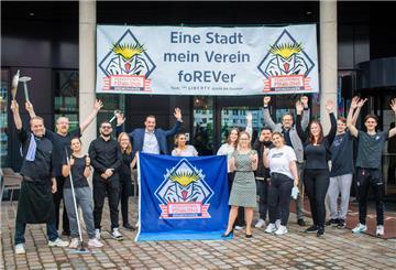 Bremerhaven im Eishockeyfieber: Von der Küche bis zur Raumpflege freuen sich die Mitarbeiter des Liberty-Hotels am Neuen Hafen mit dem Pinguins-Team über den Einzug ins Finale.