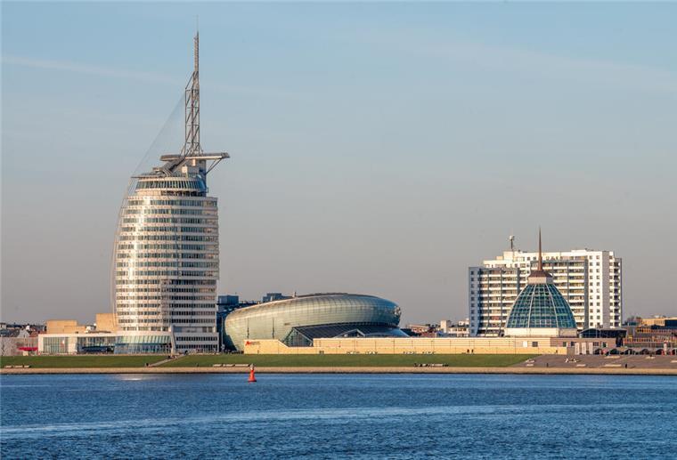 Die Skyline von Bremerhaven mit dem Atlantic Hotel Sail City, dem Klimahaus, dem Auswandererhaus und Mein Outlet. Bremerhaven ist bei vielen Nordsee-Urlaubern ein beliebtes Ausflugsziel. Vor allem das Klimahaus und das Auswandererhaus ziehen Touristen an.