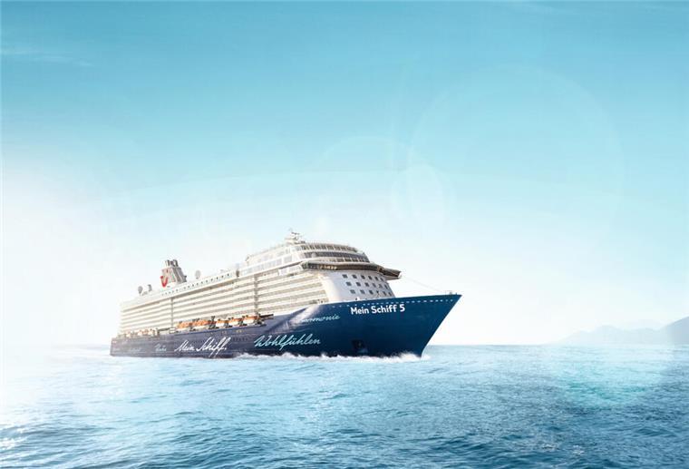 Die Mein Schiff 5 auf offenem Meer. 