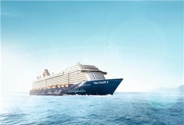 Die Mein Schiff 5 auf offenem Meer. 