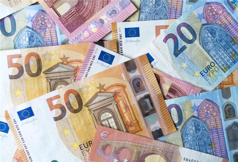 Zahlreiche Banknoten von 10, 20 und 50 Euro liegen auf einem Tisch. In Bremerhaven sollen das  Personaletat um rund 10 Millionen Euro gekürzt werden. 