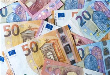 Zahlreiche Banknoten von 10, 20 und 50 Euro liegen auf einem Tisch. In Bremerhaven sollen das  Personaletat um rund 10 Millionen Euro gekürzt werden. 
