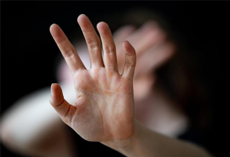 Brötchentüten mit Botschaft: Bremerhaven kämpft gegen Gewalt an Frauen Frau wehrt sich