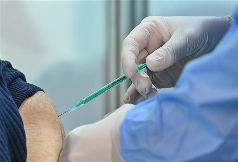 Eine Seniorin bekommt den Corona-Impfstoff