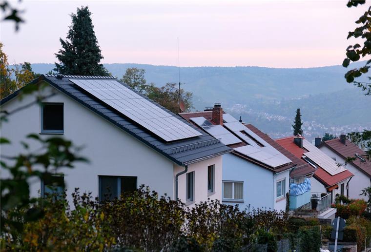 Hilfe bei Anschaffung von Solaranlagen: So kommt ihr an das Geld Bremerhaven unterstützt Hausbesitzer bei der Anschaffung von Photovoltaik-Anlagen fürs Eigenheim. Vier Millionen Euro sind im Fördertopf.