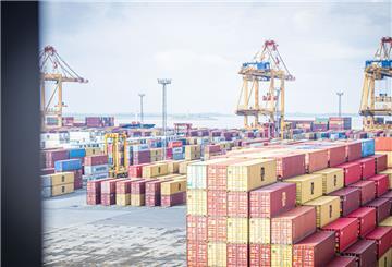 Bremerhaven verliert seit Jahren beim Umschlag. Um den Anschluss wiederzufinden, fordern CDU und FDP neue Impulse und mehr Tempo, auch bei der Digitalisierung. Fünf bis zehn Jahre beträgt hier der Rückstand zur Konkurrenz. Foto: Hartmann