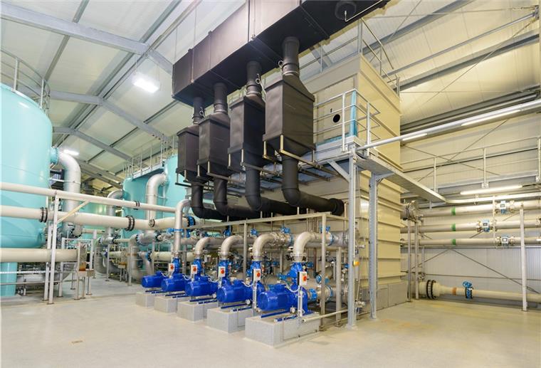 Warum das Trinkwasser in Bremerhaven teurer wird Bremerhaven wird von drei Wasserwerken mit Frischwasser versorgt. Weil zwei davon auf niedersächsischem Grund stehen (darunter dieser Neubau in Bexhövede), macht sich die verdoppelte Wasserentnahmebühr in Niedersachsen auch in der Stadt bemerkbar.
