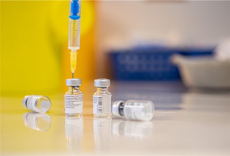 Bremerhavener haben die Wahl, ob sie sich mit dem Impfstoff von Biontech (Bild) oder von Moderna gegen Covid-19 immunisieren lassen wollen.