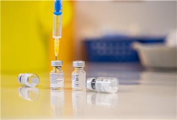 Bremerhavener haben die Wahl, ob sie sich mit dem Impfstoff von Biontech (Bild) oder von Moderna gegen Covid-19 immunisieren lassen wollen.