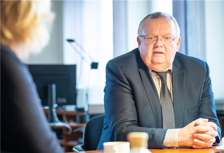 Bremerhavens Bürgermeister und Stadtkämmerer Torsten Neuhoff ist wegen umgewandelten Urlaubstagen in die Kritik geraten. 