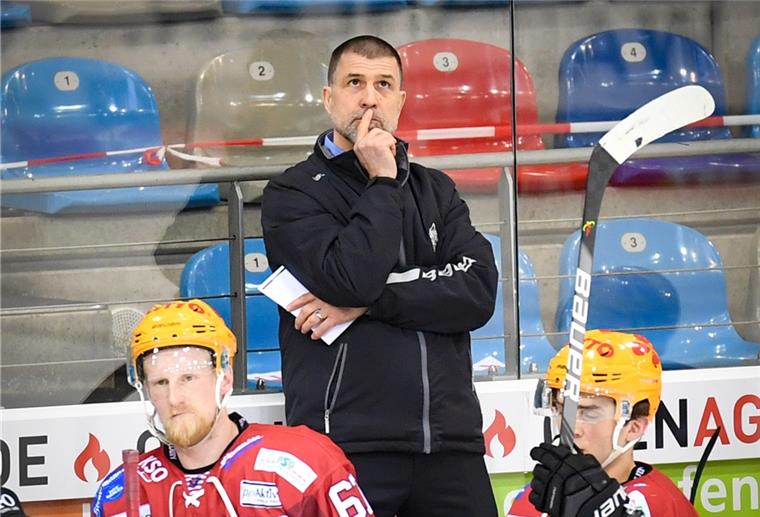Bremerhavens Co-Trainer Martin Jiranek gibt sich nachdenklich.