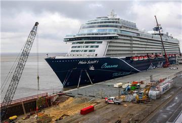 PRODUKTION - 20.04.2023, Bremen, Bremerhaven: Das Kreuzfahrtschiff ·Mein Schiff 1· liegt an der Columbuskaje. Seit Ende 2021 wird die Bremerhavener Columbuskaje neu gebaut, nun sind die Arbeiten abgeschlossen. (zu dpa: «Sanierte Kaje in Bremerhaven - Bald mehr Kreuzfahrtschiffe?») Foto: Sina Schuldt/dpa +++ dpa-Bildfunk +++