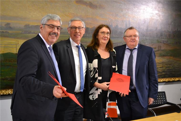 Bremerhavens Entschuldung ist besiegelt mit den Unterschriften von (von links) Oberbürgermeister Melf Grantz, Regierungschef Carsten Sieling, Finanzsenatorin Karoline Linnert und Kämmerer Torsten Neuhoff.