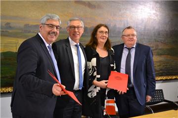 Bremerhavens Entschuldung ist besiegelt mit den Unterschriften von (von links) Oberbürgermeister Melf Grantz, Regierungschef Carsten Sieling, Finanzsenatorin Karoline Linnert und Kämmerer Torsten Neuhoff.