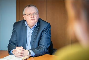 Bremerhavens Kämmerer und Bürgermeister Torsten Neuhoff (CDU) im Gespräch über die aktuelle Finanzsituation der Stadt.