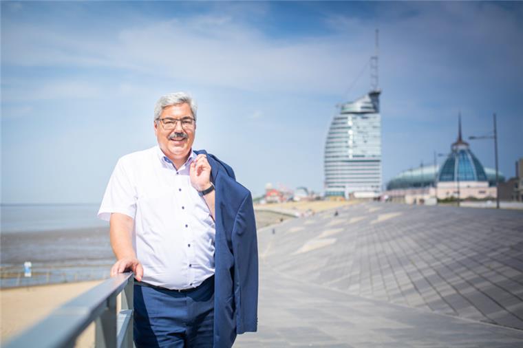 Bremerhavens Oberbürgermeister Melf Grantz am Weserdeich. 
