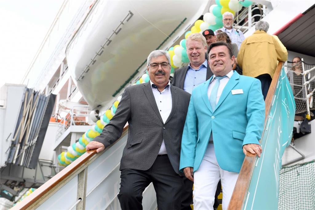 Bremerhavens Oberbürgermeister Melf Grantz neben Kreuzfahrtdirektor Thomas Gleiß...