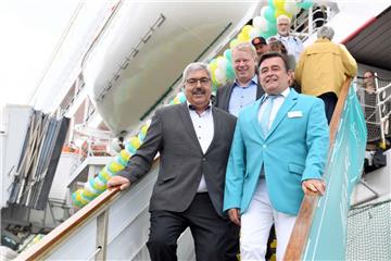 Bremerhavens Oberbürgermeister Melf Grantz neben Kreuzfahrtdirektor Thomas Gleiß...