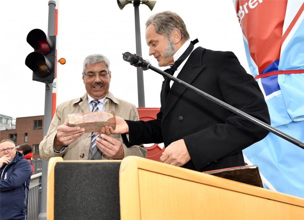 Bremerhavens Oberbürgermeister Melf Grantz (SPD) und Kay Krause als Jakob van Ronzelen bei der Eröffnung.