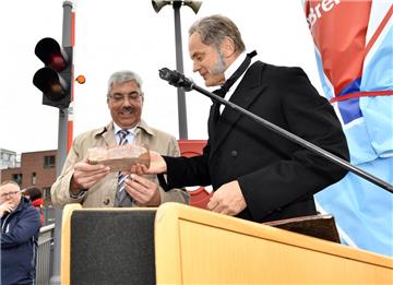 Bremerhavens Oberbürgermeister Melf Grantz (SPD) und Kay Krause als Jakob van Ronzelen bei der Eröffnung.