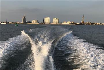 Bremerhavens Skyline in der Rückwärtsansicht des schnellen Schlauchbootes.