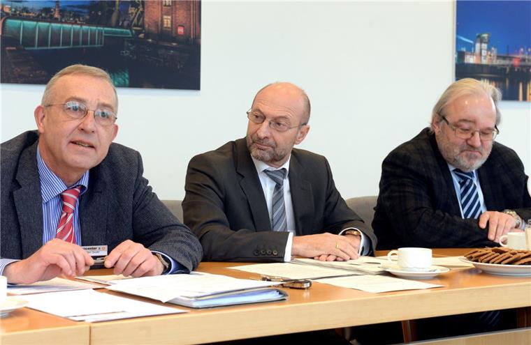 Bremerhavens Sozialdezernent Klaus Rosche (SPD) stellte sich gemeinsam mit  Götz von Einem und Friedrich-Wilhelm Gruhl vom Jobcenter (von rechts) den Fragen der Stadtverordneten zum Thema Sozialbetrug.