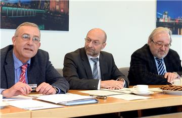Bremerhavens Sozialdezernent Klaus Rosche (SPD) stellte sich gemeinsam mit  Götz von Einem und Friedrich-Wilhelm Gruhl vom Jobcenter (von rechts) den Fragen der Stadtverordneten zum Thema Sozialbetrug.