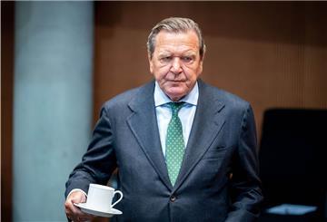 Bremerhavens SPD-Vorsitzender Martin Günthner ist verärgert über die eigene Parteispitze, die beim Thema Ex-Kanzler Gerhard Schröder (SPD) abtauche.