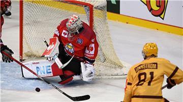 Bremerhavens Torwart Maximilian Franzreb wehrt den Puck ab.