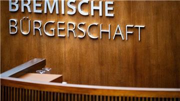 „Bremische Bürgerschaft“ steht am Rednerpult im Plenarsaal.