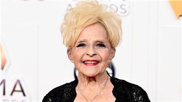 Brenda Lee war 13 Jahre alt, als sie den Song „Rockin‘ Around the Christmas Tree“ aufnahm. Nun ist er in den USA überraschend auf Platz 1 gelandet.
