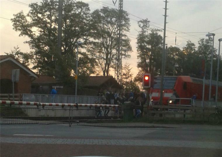Brenzlige Situation am frühen Freitagmorgen: Schüler steigen am Lunestedter Bahnhof ins Gleisbett und erklimmen die Betonsteine des gegenüberliegenden Bahnsteiges. Das Lichtanlage zeigt Rot, die Schranken sind unten.