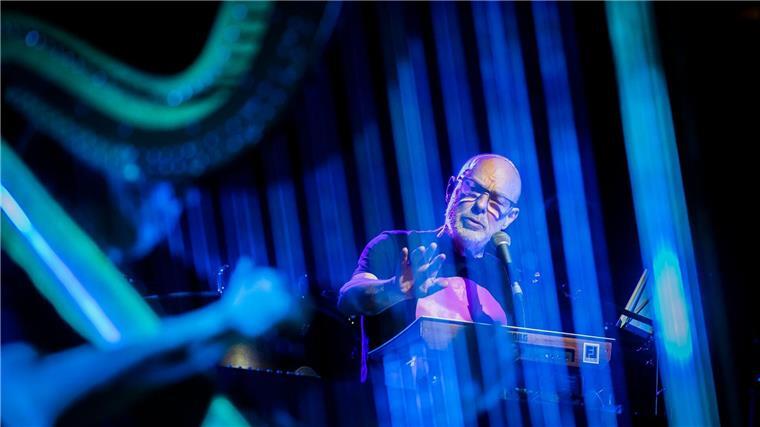 Brian Eno mit Orchester in Berlins Philharmonie gefeiert Brian Eno tritt mit dem Baltic Sea Philharmonic Orchester unter Dirigent Kristjan Järvi in der Berliner Philharmonie auf.