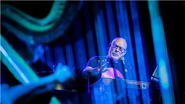 Brian Eno tritt mit dem Baltic Sea Philharmonic Orchester unter Dirigent Kristjan Järvi in der Berliner Philharmonie auf.
