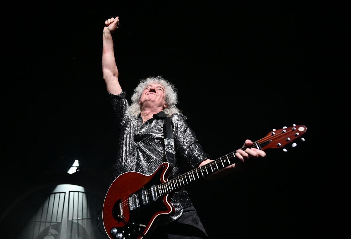 Plötzlich steht der Gitarrist von Queen auf der Bühne Brian May lieferte sein legendäres Solo zu „Bohemian Rhapsody“