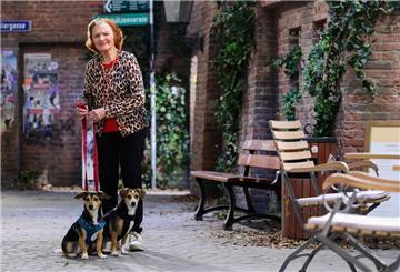 Brigitte Antonius, Schauspielerin, sitzt mit ihren Hunden im Studio der «Rote Rosen». 