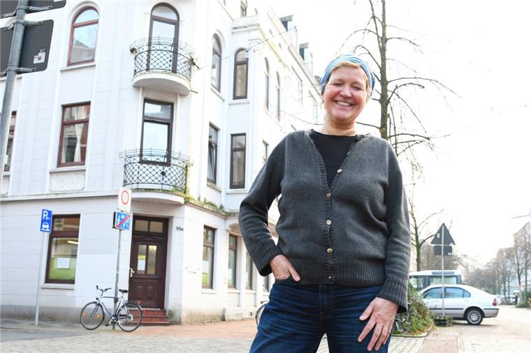 Bremerhaven: Hawelka verlässt „ihre“ Quartiersmeisterei Lehe Brigitte Hawelka vor den neuen Räumen der Quartiersmeisterei Lehe in der Goethestraße 44a.
