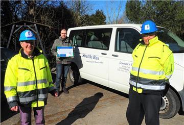 Brigitte Spalenka (von links), Andreas Hüttner und Peter Spalenka engagieren sich ehrenamtlich bei der Seemannsmission Unterweser.