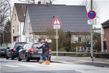 Brisante Situation vor der Fritz-Husmann-Schule II im Mecklenburger Weg. Schüler und Eltern wollen über den Zebrastreifen , haben aber Angst vor Rasern. Und einige Eltern parken im Halteverbot und nehmen die Sicht.