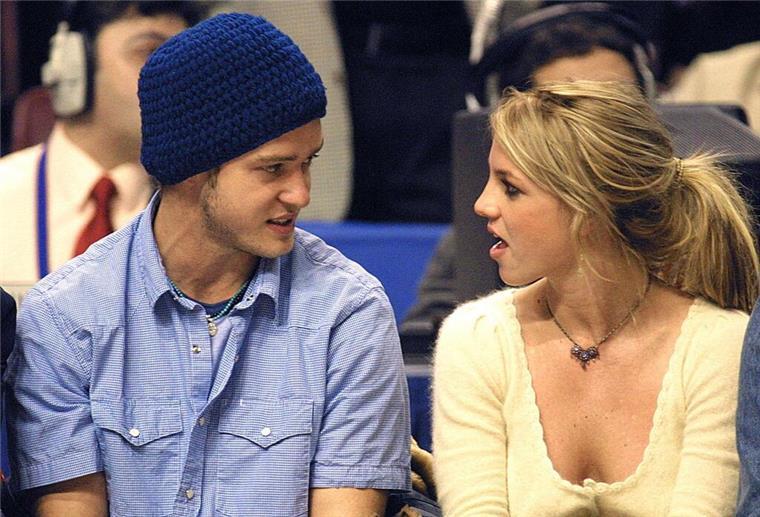 Britney Spears zusammen mit ihrem damaligen Freund Justin Timberlake bei einem NBA All-Star Game im Jahr 2002.
