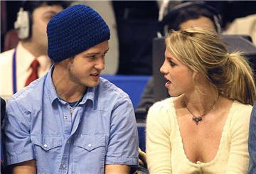 Britney Spears zusammen mit ihrem damaligen Freund Justin Timberlake bei einem NBA All-Star Game im Jahr 2002.